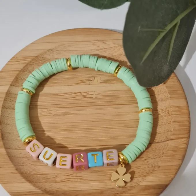 Pulsera de palabra con cubos y trébol de acero