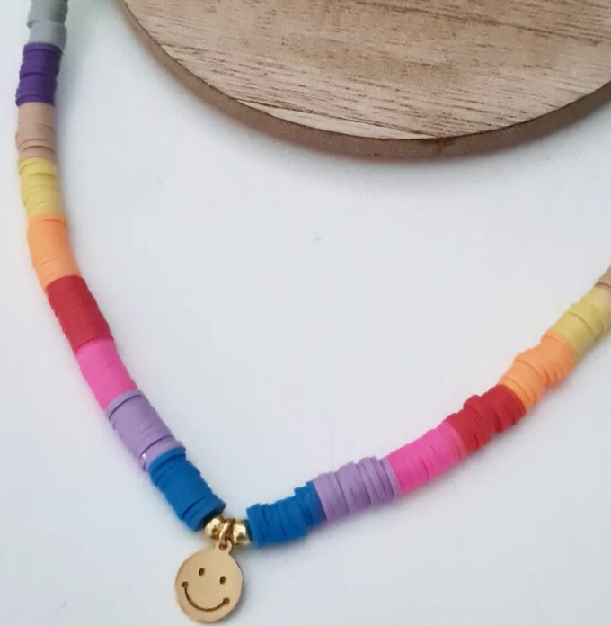 Collar multicolor com carita smile de acero inoxidable